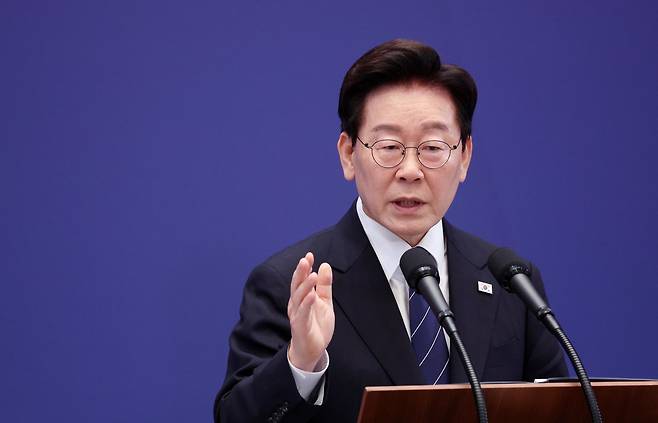 이재명 대통령이 18일 청와대 영빈관에서 열린 기자회견 '국민의 뜻, 국민의 삶 더 살피겠습니다'에서 취재진 질문에 답변하고 있다. [사진 | 뉴시스]
