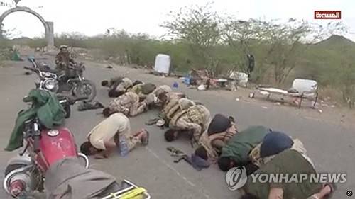 예멘 반군 후티가 타이즈주 모카를 장악한 이후 칼레드 빈 왈리드 기지로 알려진 장소에서 남성들이 기도하는 모습.[로이터 연합뉴스. 재판매 및 DB 금지]