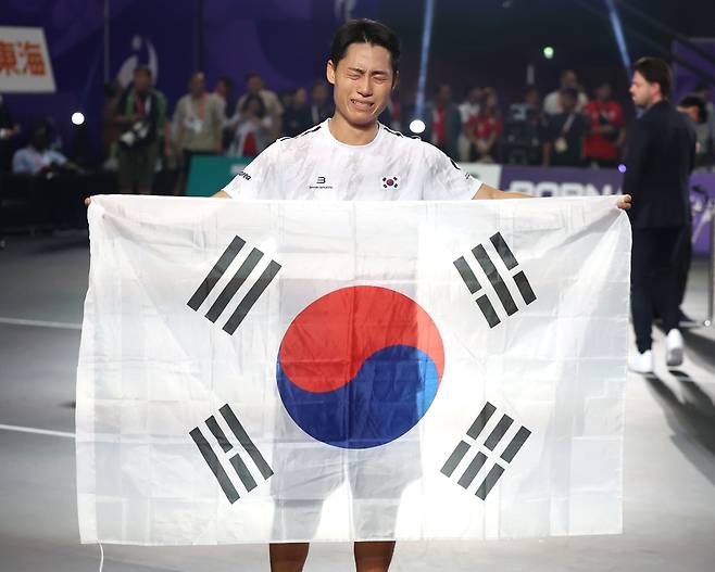 20일 일본 나고야 히가시 스포츠센터에서 열린 2026 아이치·나고야 아시안게임 테크볼 남자 단식 결승전에서 이라크의 알리 자릴 메제르 알엘라야위를 꺾고 금메달을 획득한 이준석이 울먹이며 태극기를 들어보이고 있다. <연합뉴스>