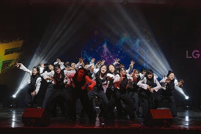 ▲ '제23회 LG드림페스티벌 TOP10 경연'에 출전한 댄스팀이 열정적인 무대를 선보이고 있다. LG경북협의회
