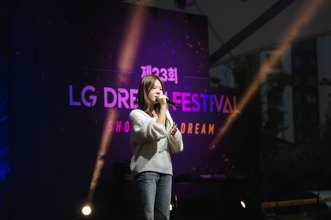 ▲ '제23회 LG드림페스티벌 TOP10 경연'에 출전한 참가자가 열창하고 있다. LG경북협의회