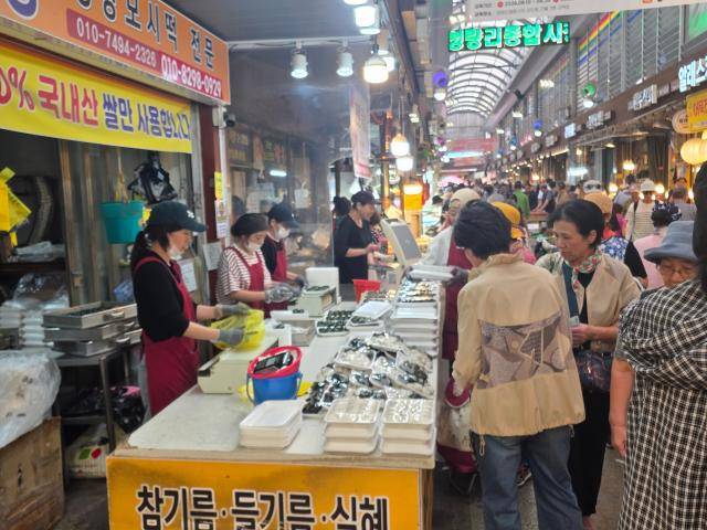 지난 11일 추석을 앞두고 경동시장을 방문한 손님들이 물건을 고르고 있다. [사진=정연우 기자]