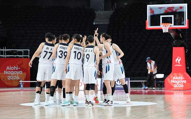 여자농구 대표팀이 18일 일본 나고야 아이치 인터내셔널 아레나에서 열린 2026 아이치·나고야 아시안게임 여자 농구 조별리그 C조 1차전 말레이시아전을 시작하며 파이팅을 외치고 있다. 사진 | 나고야=연합뉴스