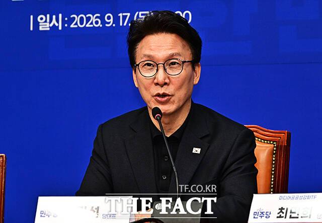 김민석 더불어민주당 대표가 20일 당 개헌추진단 출범 기자회견을 열고 "진지한 개헌 논의로 전환할 때"라고 밝혔다. /배정한 기자