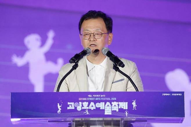 민경선 고양특례시장이 지난 19일 일산호수공원에서 ‘2026 고양호수예술축제’ 개막식에서 축사를 하고 있다. 고양시 제공