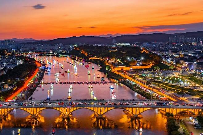 [사진 제공=진주시] 진주남강유등축제가 열리는 진주성과 남강 일원이 다양한 형태의 유등으로 불을 밝히며 야간 경관을 연출하고 있다.