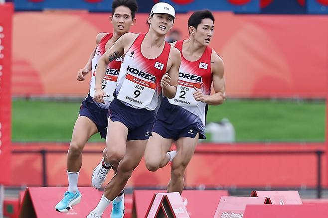 역주하는 남자 근대5종    (안조[일본]=연합뉴스) 김성민 기자 = 20일 일본 아이치현 안조 스포츠파크에서 열린 2026 아이치·나고야 아시안게임 근대5종 남자 개인 결승 레이저런 경기에서 한국 이종현(왼쪽부터), 전웅태, 서창완이 역주하고 있다. 2026.9.20    ksm7976@yna.co.kr/2026-09-20 16:31:10/<저작권자 ⓒ 1980-2026 ㈜연합뉴스. 무단 전재 재배포 금지, AI 학습 및 활용 금지>