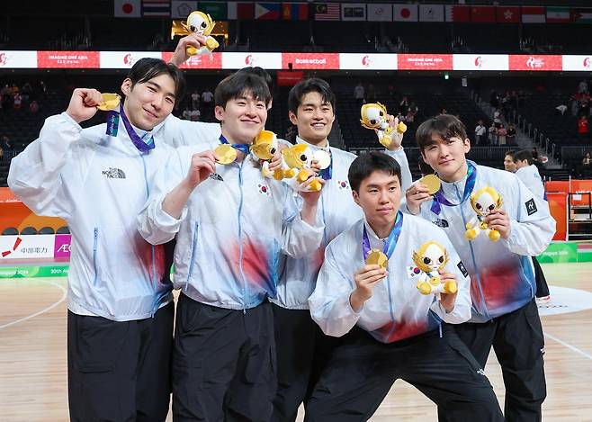 20일 일본 나고야 아이치 인터내셔널 아레나에서 열린 2026 아이치·나고야 아시안게임 남자농구 결승전 대한민국과 일본의 경기, 12년 만에 금메달을 확보한 대한민국 선수들이 기뻐하고 있다. 2026.9.20/뉴스1