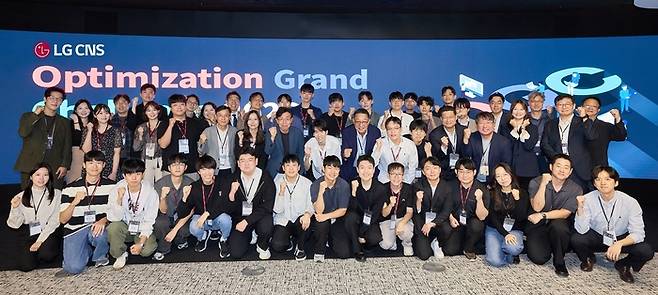 LG CNS가 주최한 '최적화 그랜드 챌린지 2026' 시상식 후 대회 수상자 및 관계자들이 기념사진을 촬영하고 있다.