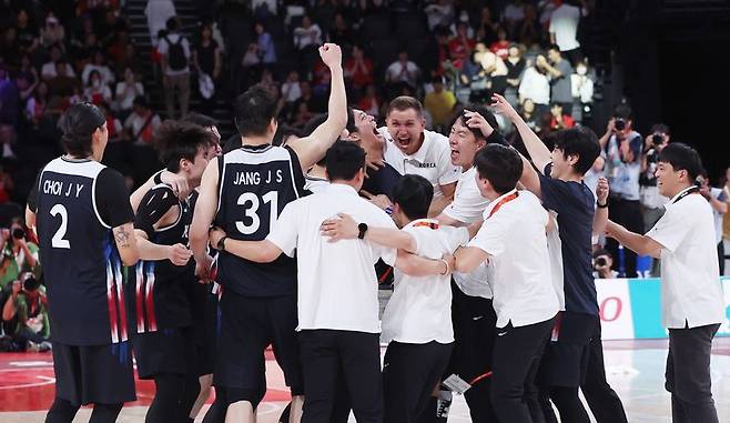 20일 일본 나고야 아이치 인터내셔널 아레나에서 열린 2026 아이치·나고야 아시안게임 남자 농구 결승전 대한민국 대 일본의 경기. 승리를 거둔 대한민국 선수들이 기뻐하고 있다. 연합뉴스