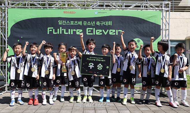 제1회 일간스포츠배 유소년 축구대회가 20일 경기 하남종합운동장 보조 A구장에서 열렸다.스포츠 몬스터가 7세 리그 우승을 차지했다.일간스포츠와 에버킥이 주최한 이번 대회는 유치부부터 초등학교 6학년까지 축구 꿈나무들이 참가해 기량을 펼치며, 미래 스포츠 인재를 발굴하고 가족이 함께 즐기는 스포츠 문화를 확산하기 위해 마련됐다.하남=서병수 기자 qudtn@edaily.co.kr /2026.09.20/