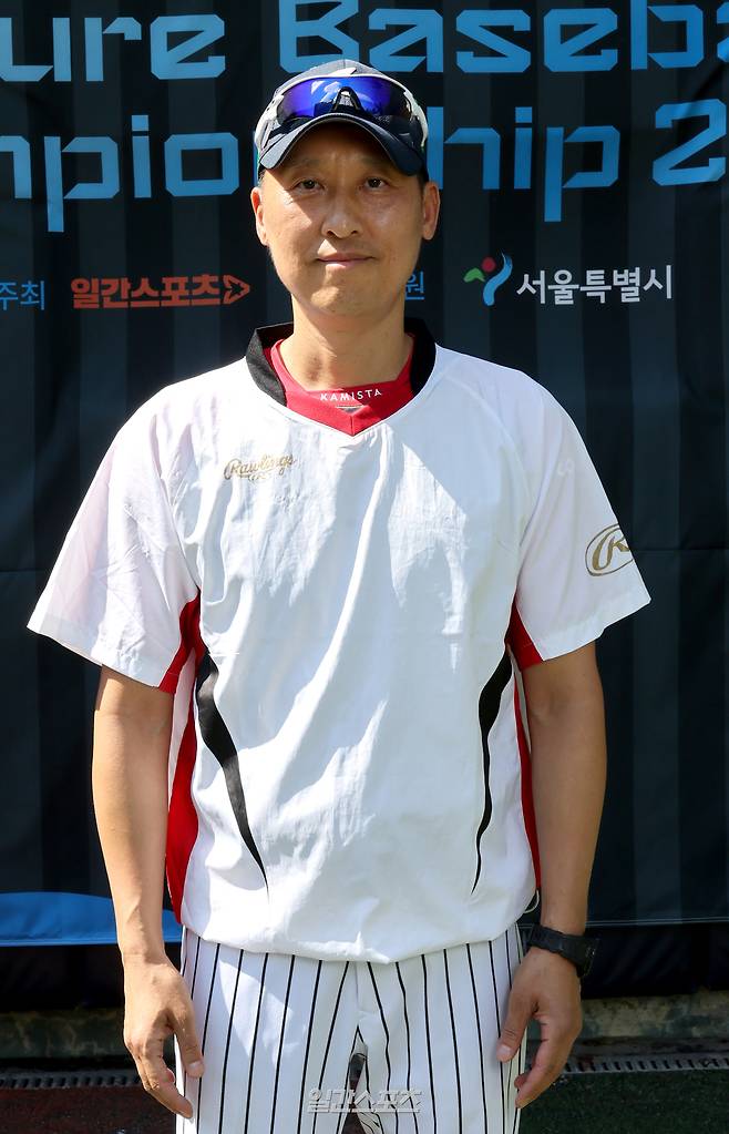 제1회 일간스포츠배 전국 유소년 야구대회가 19, 20일 이틀간 서울 중구 장충리틀야구장에서 열렸다.둘째날인 20일 연식꿈나무부 부천중동베이스볼유소년야구단과 안산이레유소년야구단의 8강 경기에 앞서 부천중동베이스볼 이승현 감독이 포즈를 취하고 있다. 김민규 기자 mgkim1@edaily.co.kr /2026.09.20/