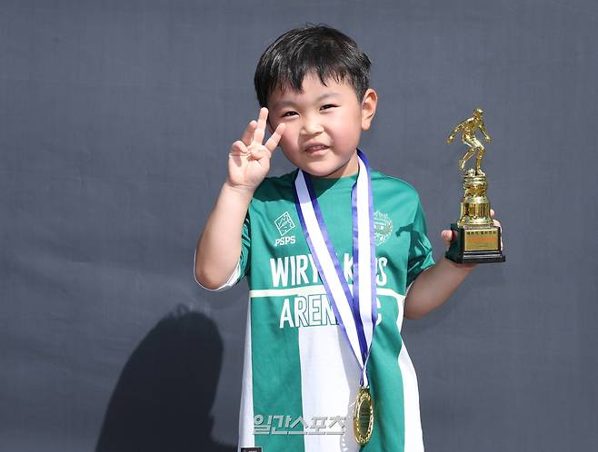 제1회 일간스포츠배 유소년 축구대회가 20일 경기 하남종합운동장 보조 A구장에서 열렸다.6세 A조 리그 우승 위례키즈아레나 블루 이하준이 MVP로 선정됐다.일간스포츠와 에버킥이 주최한 이번 대회는 유치부부터 초등학교 6학년까지 축구 꿈나무들이 참가해 기량을 펼치며, 미래 스포츠 인재를 발굴하고 가족이 함께 즐기는 스포츠 문화를 확산하기 위해 마련됐다.하남=서병수 기자 qudtn@edaily.co.kr /2026.09.20/