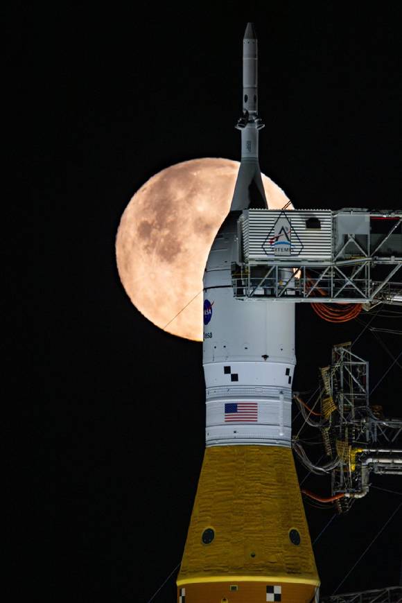 미국 항공우주청(NASA)의 케네디 우주 센터(플로리다주) 발사대 39B에 거치된 SLS(우주 발사 시스템)와 오리온 우주선. 보름달이 환하게 빛나고 있다. [사진=NASA]