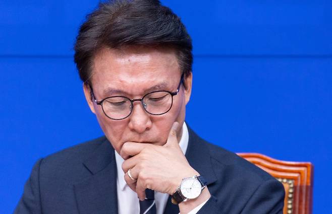 더불어민주당 김민석 대표가 20일 국회에서 열린 개헌추진단 출범 기자간담회에 참석해 생각에 잠겨 있다. 연합뉴스
