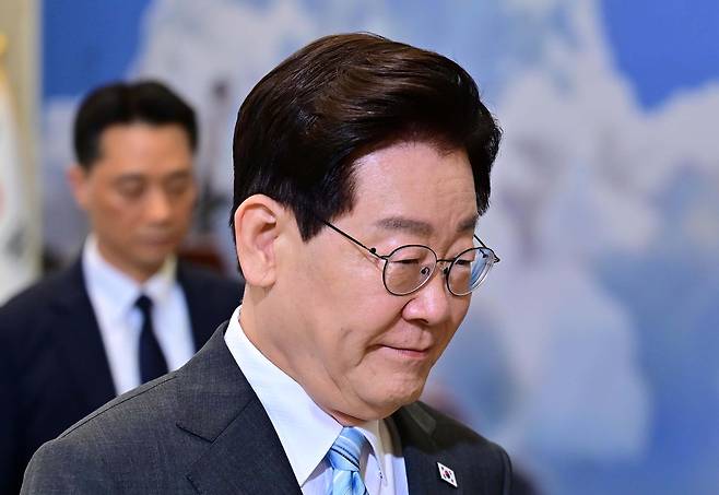 이재명 대통령이 지난 19일 청와대에서 열린 2026 청년의 날 기념식에서 장소를 이동하고 있다. 청와대사진기자단