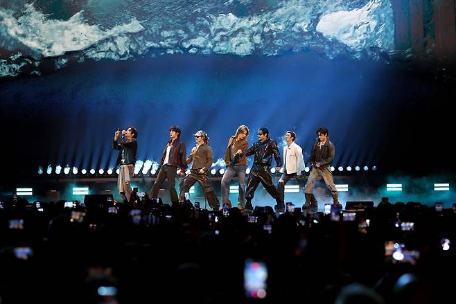 O grupo BTS se apresentou no palco durante o iHeartRadio Music Festival na T-Mobile Arena, em Las Vegas, na sexta-feira. (Getty Images)