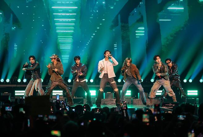 O grupo BTS se apresentou no palco durante o iHeartRadio Music Festival na T-Mobile Arena, em Las Vegas, na sexta-feira. (Getty Images)