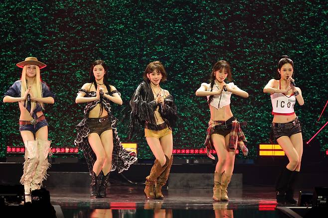 Le Sserafim se apresenta no palco durante o iHeartRadio Music Festival na T-Mobile Arena no sábado em Las Vegas. (Getty Images)