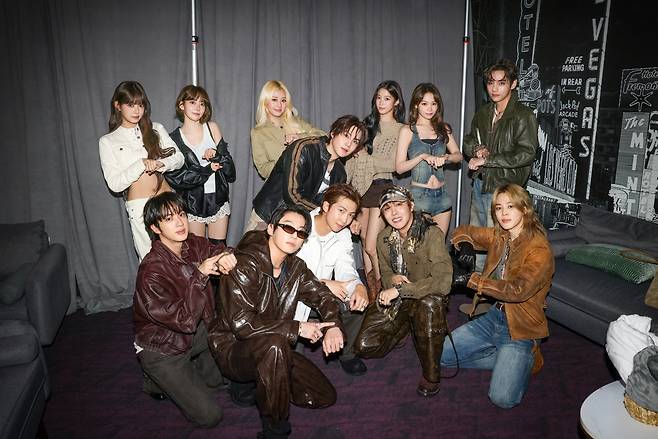 BTS e Le Sserafim posam para uma foto nos bastidores do iHeartRadio Music Festival, realizado em Las Vegas, na T-Mobile Arena, na sexta e no sábado. (Fonte: Música)