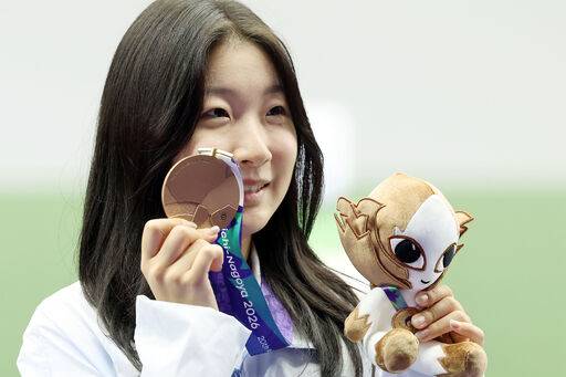 반효진이 일본 아이치현 종합사격장에서 열린 2026 아이치·나고야 아시안게임 사격 여자 10m 공기소총 개인전 시상식에서 동메달을 들고 기념촬영을 하고 있다. 뉴시스