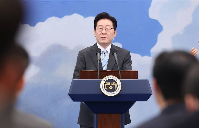 이재명 대통령이 19일 청와대에서 열린 청년의 날 기념식에서 기념사를 하고 있다. [연합뉴스]
