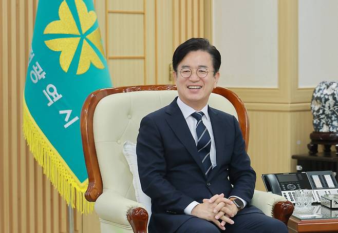 허태정 대전시장이 최근 매일경제와의 인터뷰에서 "시정의 중심을 시민으로 삼고 시민이 일상에서 체감할 수 있는 변화를 하나씩 만들어가겠다"고 강조하며 미소 짓고 있다. 대전시