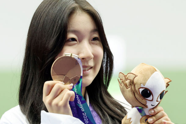 20일(현지 시간) 일본 도요타시 아이치현 종합사격장에서 열린 2026 아이치·나고야 아시안게임 사격 여자 10m 공기소총 개인전 시상식에서 동메달을 획득한 한국 반효진이 기념촬영을 하고 있다. 뉴시스