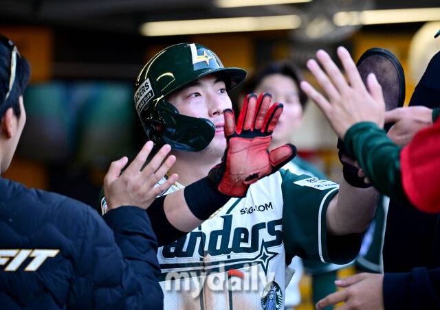 2026년 5월 1일 오후 인천 SSG랜더스필드에서 열린 '2026 신한 SOL KBO리그' 롯데 자이언츠와 SSG 랜더스의 경기. SSG 2루 주자 최지훈이 1회말 2사 2루서 에레디아의 1타점 적시타 때 홈을 밟고 기뻐하고 있다./유진형 기자