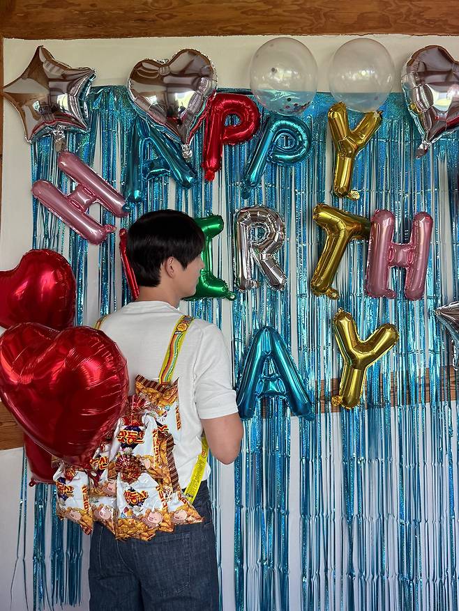 Actor Song Joong-ki has shared a cheerful update.On the 20th, Song Joong-ki posted a photo on his account along with the caption, Thank you to everyone who congratulated me!In the photo, Song Joong-ki is enjoying his time in a lavishly decorated space to celebrate his birthday. Dressed comfortably in a white t-shirt and jeans, he posed while wearing a unique bag made from snack wrappers.The walls were filled with HAPPY BIRTHDAY messages as well as heart and star-shaped balloons, adding to the birthday atmosphere. Song Joong-ki showed a playful side, turning around to look at the camera and flashing a bright smile.Born in 1985, Song Joong-ki celebrated his birthday on the 19th. His youthful appearance, which makes it hard to believe he is 41 years old this year, is drawing attention.After divorcing actress Song Hye-kyo, Song Joong-ki remarried British actress Katie Lewis Saunders in 2023. He has a son born in 2023 and a daughter born in 2024.Photo = Song Joong-ki