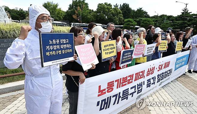 메가특구법 즉각 철회 촉구 기자회견 (서울=연합뉴스) 김인철 기자 = 11일 서울 종로구 청와대 분수대 앞에서 반도체 산업의 정의로운 전환을 위한 공동행동 관계자들이 메가특구법 즉각 철회 촉구 기자회견을 하고 있다. 2026.8.11 yatoya@yna.co.kr