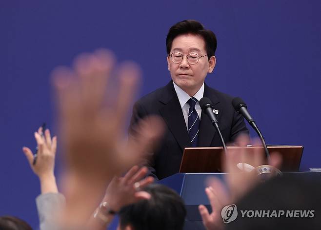 질문받는 이재명 대통령 (서울=연합뉴스) 김도훈 기자 = 이재명 대통령이 18일 청와대 영빈관에서 열린 기자회견에서 취재진의 질문을 받고 있다. 2026.9.18 superdoo82@yna.co.kr