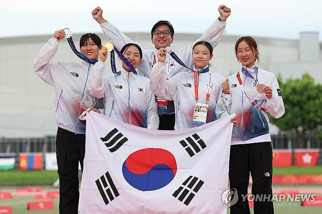 위풍당당 태극전사 (안조[일본]=연합뉴스) 김성민 기자 = 20일 일본 아이치현 안조 스포츠파크에서 열린 2026 아이치·나고야 아시안게임 근대5종 결승에서 금메달을 획득한 대한민국 성승민과 단체전 은메달을 딴 선수 등이 기념촬영을 하고 있다. 왼쪽부터 김은주, 성승민, 김성진 감독, 신수민, 장하은. 2026.9.20 ksm7976@yna.co.kr