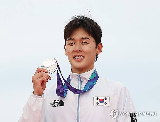 은메달 든 전웅태 (안조[일본]=연합뉴스) 김성민 기자 = 20일 일본 아이치현 안조 스포츠파크에서 열린 2026 아이치·나고야 아시안게임 근대5종 남자 개인 결승 레이저런 경기에서 은메달을 획득한 한국 전웅태가 시상대에 올라 메달을 들어보이고 있다. 2026.9.20 ksm7976@yna.co.kr