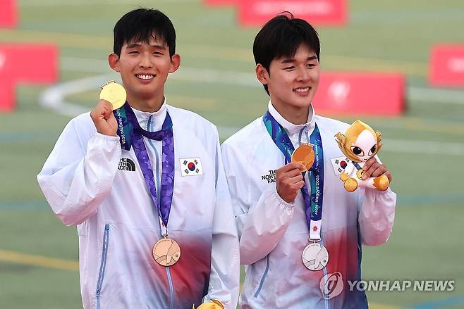 남자 근대5종 단체전 금메달 (안조[일본]=연합뉴스) 이동해 기자 = 20일 일본 아이치현 안조 스포츠파크에서 열린 2026 아이치·나고야 아시안게임 근대5종 남자 단체전에서 금메달을 차지한 한국 이종현, 전웅태가 시상대에서 메달을 보이고 있다. 2026.9.20 eastsea@yna.co.kr
