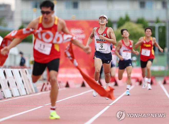 결승선 향하는 전웅태 (안조[일본]=연합뉴스) 김성민 기자 = 20일 일본 아이치현 안조 스포츠파크에서 열린 2026 아이치·나고야 아시안게임 근대5종 남자 개인 결승 레이저런 경기에서 한국 전웅태가 결승선을 향해 달리고 있다. 2026.9.20 ksm7976@yna.co.kr