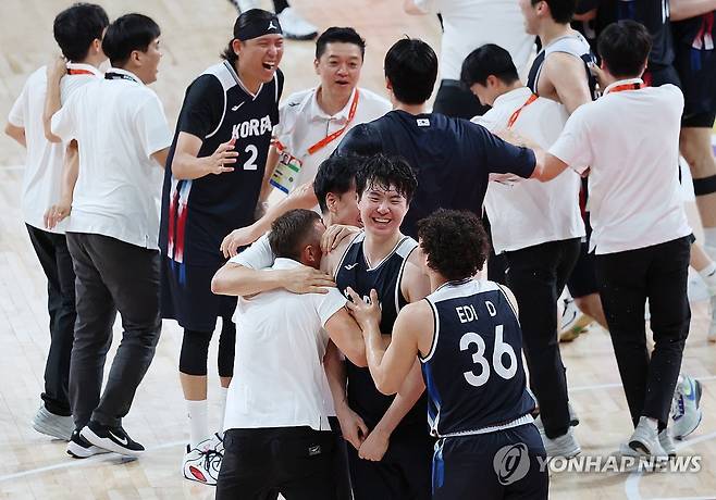 이렇게 기쁠수가 (나고야=연합뉴스) 이동해 기자 = 20일 일본 나고야 아이치 인터내셔널 아레나에서 열린 2026 아이치·나고야 아시안게임 남자 농구 결승전 대한민국 대 일본의 경기. 승리를 거둔 대한민국 이현중을 비롯한 선수들이 기뻐하고 있다. 2026.9.20 eastsea@yna.co.kr