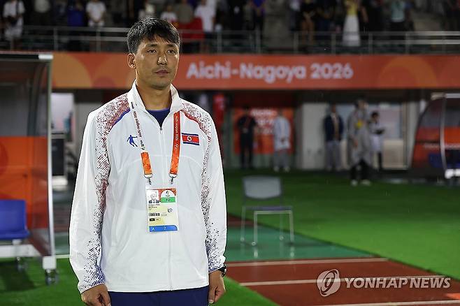경기장 들어선 북한 리광천 감독 (가리야[일본]=연합뉴스) 김성민 기자 = 16일 일본 아이치현 가리야 스타디움에서 열린 2026 아이치·나고야 아시안게임 남자 축구 B조 1차전 북한과 중국의 경기. 북한 리광천 감독이 경기장에 들어서 있다. 2026.9.16 ksm7976@yna.co.kr