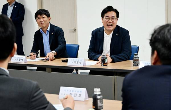21일 박찬대 시장과 박종혁 시의회 의장이 역전지구대를 찾아 현장 경찰관들과 면담을 나누고 있다. 2026.09.21 [사진=인천시]