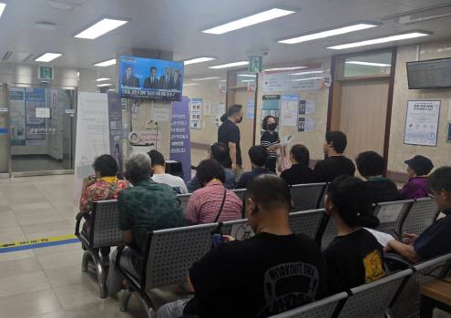 21일 전남광주 한 병원에서 독감 의심 증상으로 진료를 받기 위해 병원을 찾은 시민들이 대기하고 있다. /윤태민 기자 ytm@namdonews.com