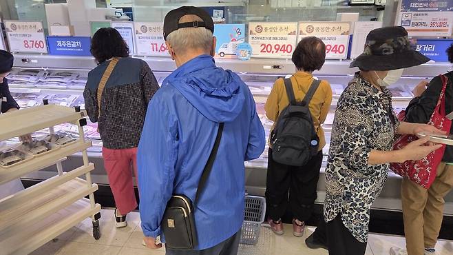 이마트 수산물 매대는 추석을 앞두고 진행된 할인 행사에 소비자들이 몰렸다. / 사진 = 조건희 기자.