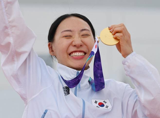 금메달 활짝 (안조[일본]=연합뉴스) 이동해 기자 = 20일 일본 아이치현 안조 스포츠파크에서 열린 2026 아이치·나고야 아시안게임 근대5종 여자 개인 결승에서 금메달을 차지한 대한민국 성승민이 금메달을 들고 활짝 웃고 있다. 2026.9.20