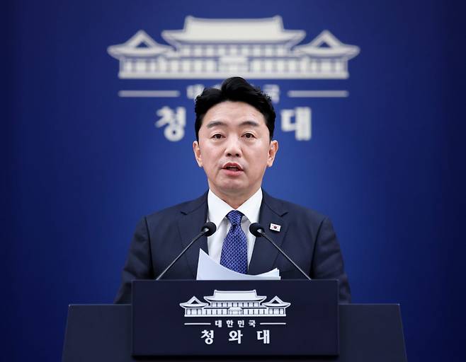 강훈식 비서실장이 10일 청와대 춘추관에서 이날 열린 메가프로젝트 민관합동 제2차 점검회의 결과 브리핑을 하고 있다. (사진=연합뉴스)