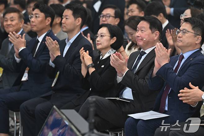 한성숙 국무총리와 최태원 대한상공회의소 회장이 21일 서울 강남구 코엑스에서 열린 제3회 대한민국 사회적 가치 페스타 개막식에서 손뼉을 치고 있다. 올해 페스타의 핵심 의제는 '로컬-지역의 미래'로 설정됐다. 수도권과 비수도권 간 격차 완화와 인구 감소, 청년 일자리 문제 등 복합적인 지역 현안의 해법을 논의하기 위해 마련됐다. 2026.9.21 ⓒ 뉴스1 김명섭 기자
