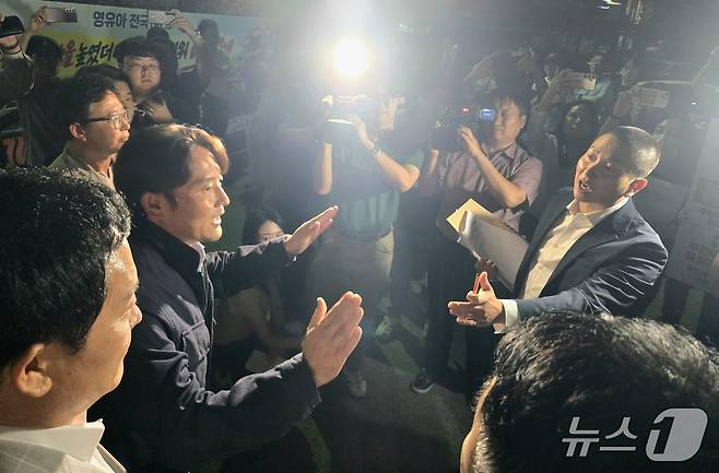 심재민 부산시 환경물정책실장이 21일 생곡마을 광역소각시설 확충사업 주민설명회 참석을 거부한 주민들과 만나 항의에 답변하며 설명회 참석을 권유하고 있다.2026.9.21 ⓒ 뉴스1 이주현 기자