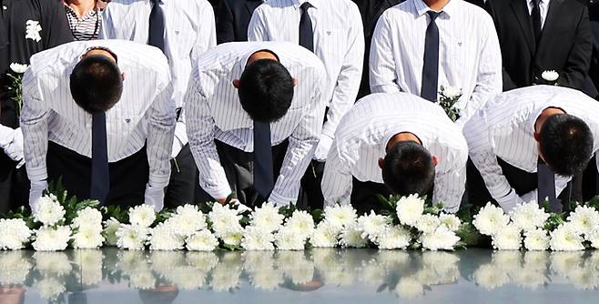 6일 오후 전남광주통합특별시 북구 국립 5·18 민주묘지에서 배재고등학교 야구부 학생들이 참배하고 있다. 사진 | 광주=연합뉴스