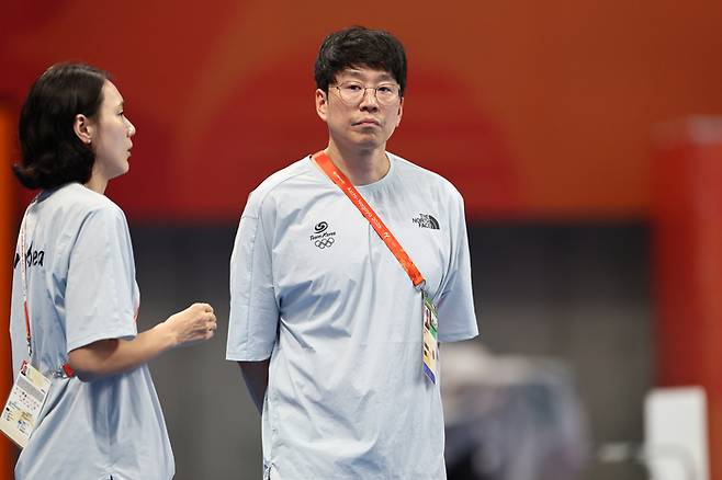 2026 아이치·나고야 아시안게임 경영 종목 경기를 하루 앞둔 19일 도쿄 아쿠아틱스 센터에서 김효열 수영 국가대표팀 총감독이 경기장을 둘러보고 있다. 사진 | 도쿄=연합뉴스