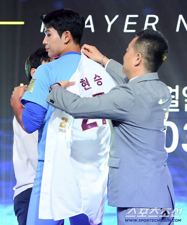2027 KBO 신인 드래프트가 21일 서울 송파구 롯데호텔 월드 크리스탈볼룸에서 열렸다. 키움에 1라운드 지명된 부산고 하현승이 유니폼을 입고 있다. 잠실=박재만 기자 pjm@sportschosun.com/2026.09.21/