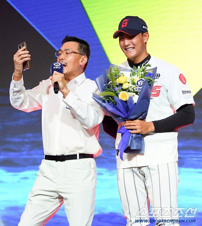 2027 KBO 신인 드래프트가 21일 서울 송파구 롯데호텔 월드 크리스탈볼룸에서 열렸다. 롯데에 1라운드 지명된 서울디자인고 박근서 부친이 노래를 부르고 있다. 잠실=박재만 기자 pjm@sportschosun.com/2026.09.21/