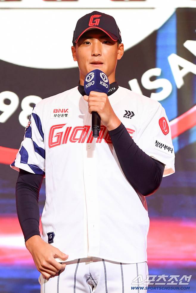 2027 KBO 신인 드래프트가 21일 서울 송파구 롯데호텔 월드 크리스탈볼룸에서 열렸다. 롯데에 1라운드 지명된 서울디자인고 박근서가 소감을 말하고 있다. 잠실=박재만 기자 pjm@sportschosun.com/2026.09.21/
